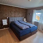 Vakantiehuis Spacious With 3 Bedrooms, 2 Bathrooms And Sauna In 220m2 Vadsø