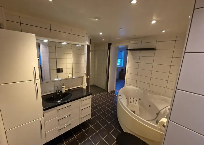 Spacious With 3 Bedrooms, 2 Bathrooms And Sauna In 220m2 Semesterbostad